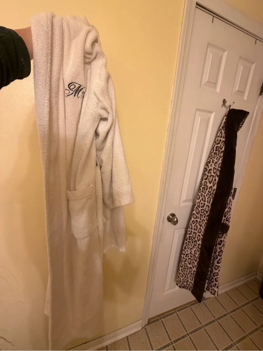 Luxury Embroidered 'Mrs.' White Bath Robe - Classic Monogram